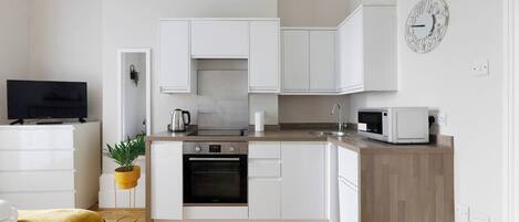 冷蔵庫、電子レンジ、オーブン、コンロ