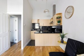 Réfrigérateur, micro-ondes, four, plaque de cuisson