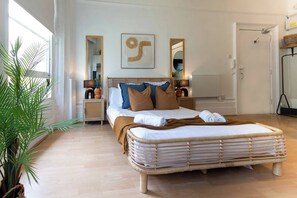 Iron/ironing board, travel crib, WiFi, bed sheets