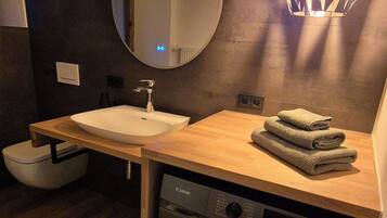 Dusche, Handtücher, Toilettenpapier