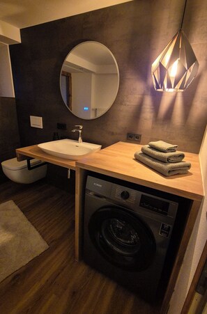 Douche, serviettes fournies, papier de toilette
