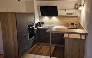 Four à micro-ondes, un four, surface de cuisson, lave-vaisselle