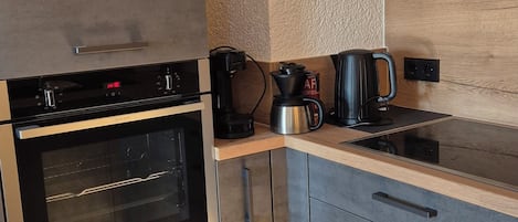 Microondas, horno, placa de cocina, lavavajillas