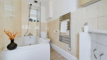 Apartment | Badezimmer | Duschwanne, Komfortbadewanne, Haartrockner, Handtücher