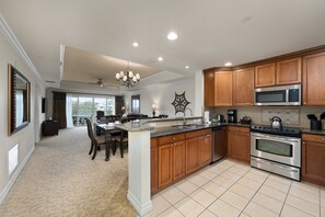 Fridge, microwave, oven, stovetop - North Villa's Star | 3 bed, 3 bath | Near Attractions | Reunion Membership (Kissimmee)