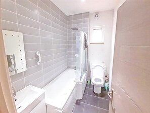 Apartamento | Banheiro | Chuveiro, secador de cabelo, toalhas de banho