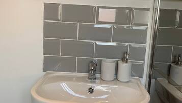Apartment | Bathroom | Shower, towels, toilet paper