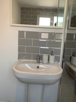 Apartment | Bathroom | Shower, towels, toilet paper