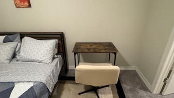 1 slaapkamer, een strijkplank/strijkijzer, wifi, beddengoed
