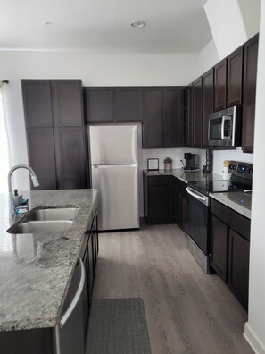 Micro-ondes, four, lave-vaisselle