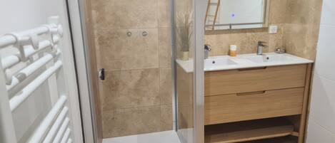 Bañera de hidromasaje, secador de pelo, toallas, jabón