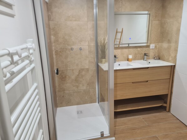 Jetted tub, hair dryer, towels, soap