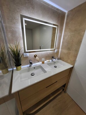 Jetted tub, hair dryer, towels, soap