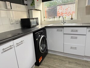 Hus | Eget kjøkken | Kjøleskap, mikrobølgeovn, ovn og kokeplater