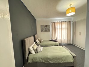 House | 3 bedrooms, free WiFi, bed sheets - Manchester - House - Sleeps 6 - Parking - Garden (Manchester)
