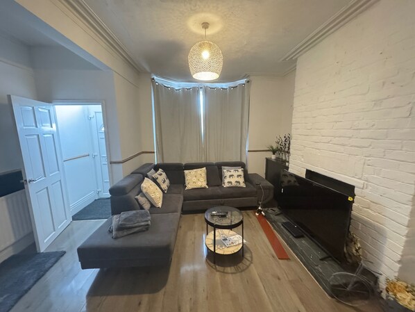 House | Living area | TV, fireplace - Manchester - House - Sleeps 6 - Parking - Garden (Manchester)