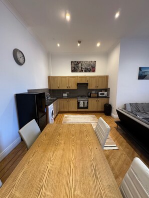 Dining - Westgate Haven - Spacious 4 Bedroom Apartment (Newcastle-upon-Tyne)