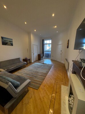 Appartamento | Area soggiorno | TV, caminetto