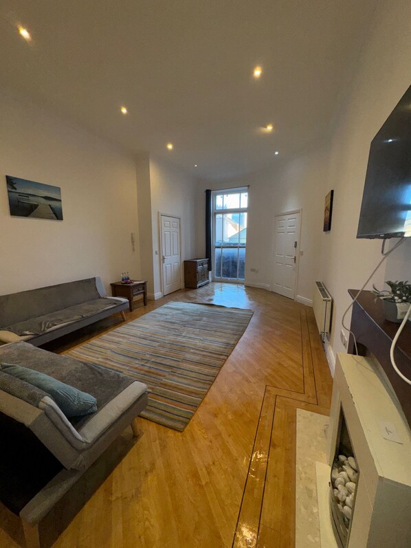 Living area - Westgate Haven - Spacious 4 Bedroom Apartment (Newcastle-upon-Tyne)