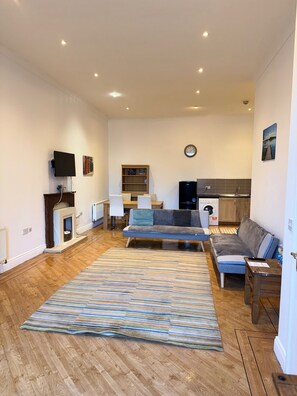 Apartamento | Zona de estar | Una televisión, una chimenea