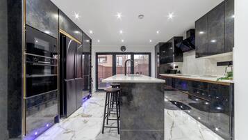 House | Private kitchen | Fridge, microwave, oven, stovetop