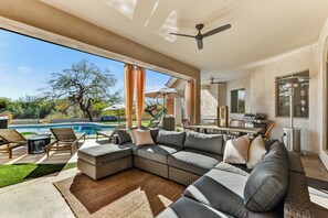 屋外ダイニングエリア