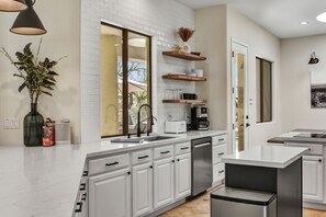 冷蔵庫、電子レンジ、オーブン、コンロ