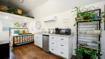 Stüdyo Süit, 1 Büyük (Queen) Boy Yatak, Mutfak, Bahçe Manzaralı (To The Moon) | İç mekân