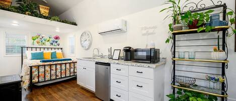 Studio suite, 1 queensize bed, keuken, uitzicht op tuin (To The Moon) | Interieur