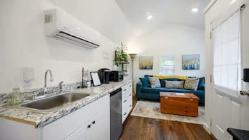 Studio Suite, 1 Queen Bed, Kitchen, Garden View (To The Moon) | Interior