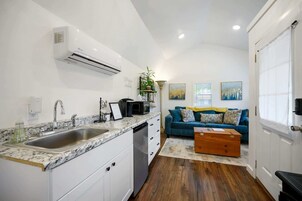 Studio Suite, 1 Queen Bed, Kitchen, Garden View (To The Moon) | Interior