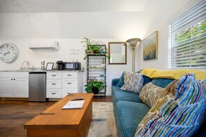 Studiosuite, 1 queensize-seng, kjøkken, hageutsikt (To The Moon) | Oppholdsområde | En 42-tommers Flatskjerm-TV med digitale kanaler