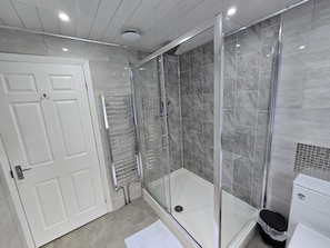 Dusche, kostenlose Toilettenartikel, Haartrockner, Handtücher