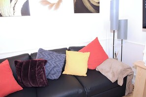 TV - House Sleeps 5 With Garden and Parking (Birmingham)