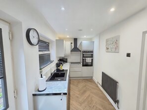Fridge, microwave, oven, stovetop - House Sleeps 5 With Garden and Parking (Birmingham)