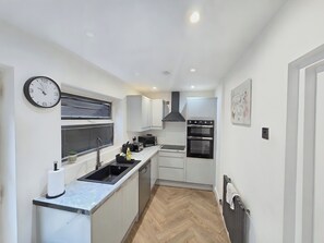 Fridge, microwave, oven, stovetop - House Sleeps 5 With Garden and Parking (Birmingham)