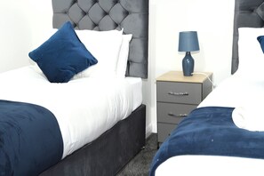 House | 2 bedrooms, iron/ironing board, free WiFi, bed sheets - House Sleeps 5 With Garden and Parking (Birmingham)