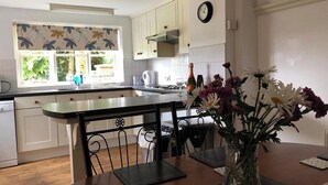 House | Private kitchen | Fridge, microwave, oven, stovetop - Barn With Countryside Views in Private Garden (Norwich)