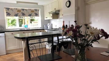House | Private kitchen | Fridge, microwave, oven, stovetop