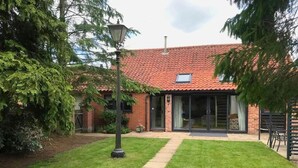 House | Exterior - Barn With Countryside Views in Private Garden (Norwich)