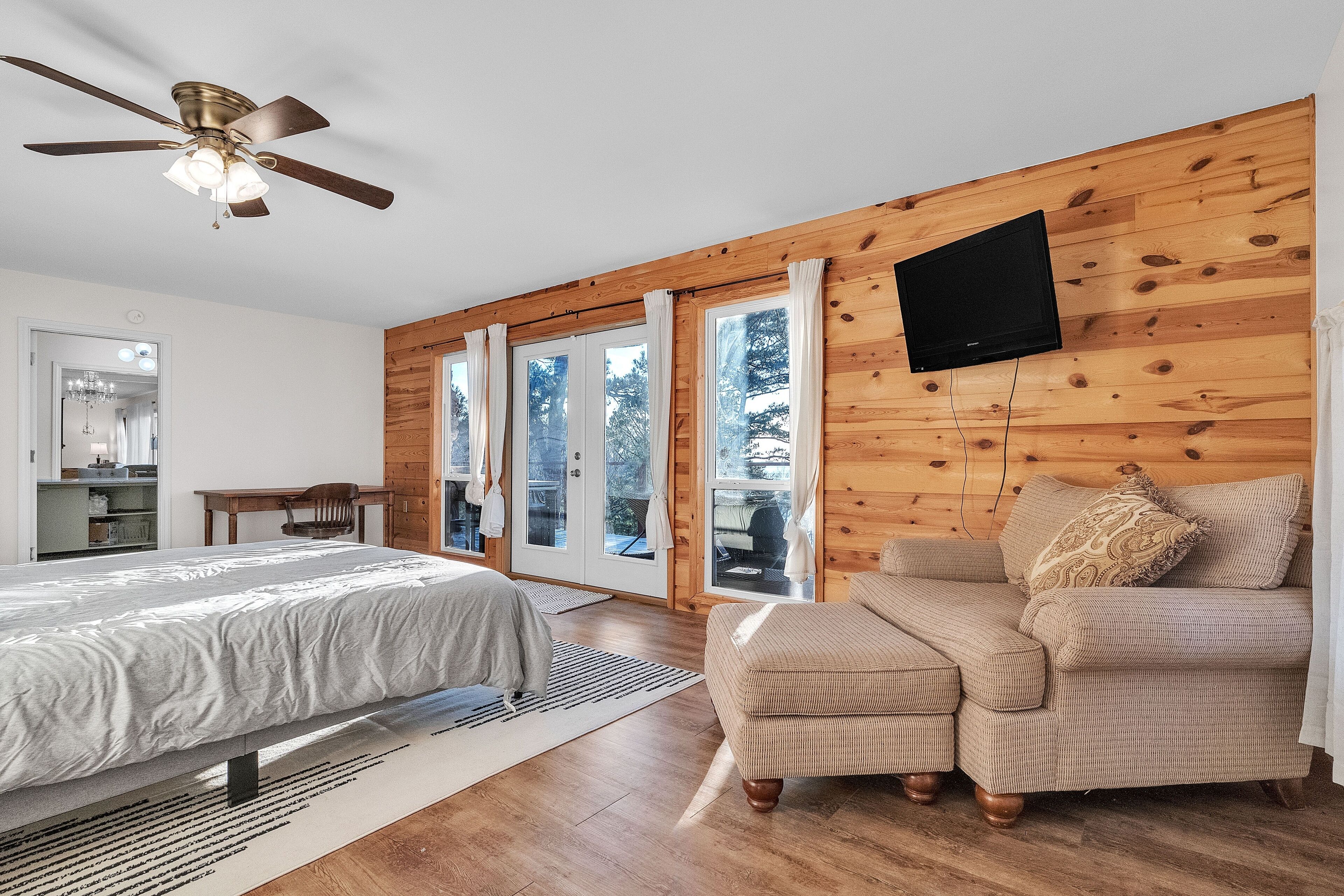 小屋, 5 間臥室 | 5 間臥室、書桌、筆電工作空間、熨斗/熨衣板