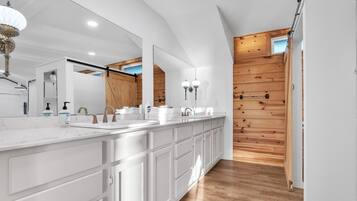 Cabin, 5 Bedrooms | Bathroom | Towels, shampoo