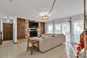 Cabin, 5 Bedrooms | Living area