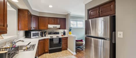 House, 4 Bedrooms | Private kitchen | Fridge, oven, coffee/tea maker, electric kettle