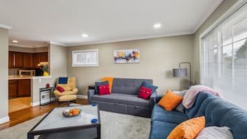 House, 4 Bedrooms | Living area | Smart TV, streaming services