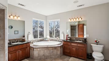 Villa, 5 Bedrooms | Bathroom | Towels, shampoo