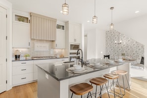 タウンホーム 4 ベッドルーム | 専用キッチン | 冷蔵庫、オーブン、コーヒー / ティーメーカー、電気ポット