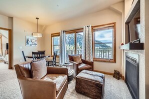 Condo, 2 phòng ngủ | Khu phòng khách