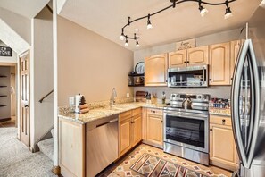 Condo, 2 phòng ngủ | Bếp riêng | Tủ lạnh, lò nướng, dụng cụ pha cà phê/trà, lò nướng bánh mì