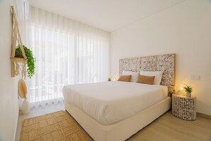 5 chambres, bureau, fer et planche à repasser, lit de bébé portatif